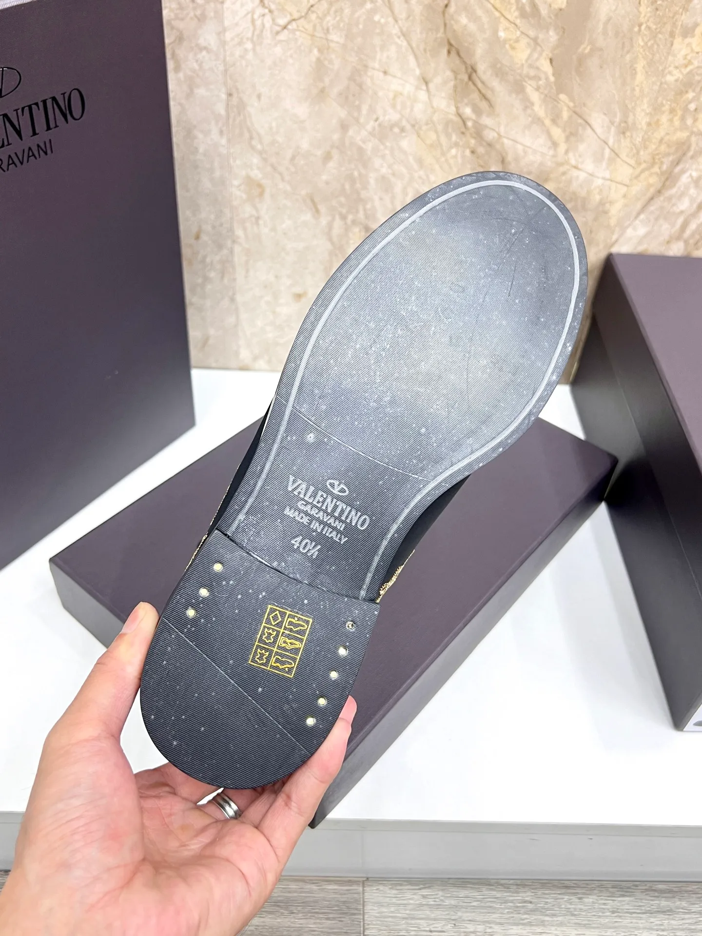 Men's men's shoes💰780 Valentino Valentino's new electric embroidery slippers. These Derby loafers are made of imported cowhide leather. They are light in texture and cool in style. The uppers are decorated with brand logo buckles, showing off the big-name style! The lines reveal novel urban trends. The toe is round and full, and the rubber foam sole and triple protruding leather welt complement each other. It is extremely fashionable and charming, with dyed calfskin lining, genuine leather feet, and standard logo decoration. It is simple yet elegant. It has a classic European and American loose style and is extremely comfortable on the feet. Size: 39-44 (customized at 38.45.46)